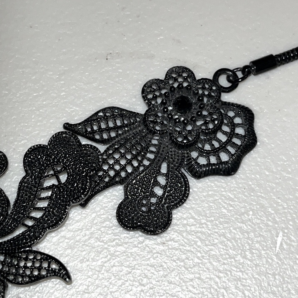 Black lace floral necklace - Picture 4 of 13